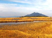 【尾瀬の草紅葉】1泊2食付。金色の絨毯と山々の紅葉♪絶景を堪能した後は美肌の湯で疲労回復